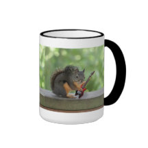 Écureuil jouant la guitare électrique tasse