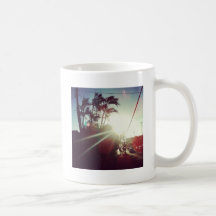 Em meio ao caos da cidade, uma paisagem bela. caneca