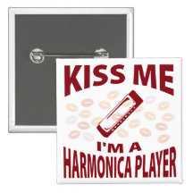 Embrassez-moi que je suis un joueur d'harmonica badges avec agrafe