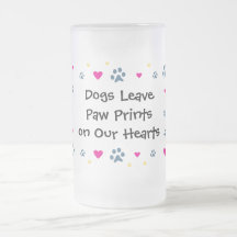 Empreintes de pattes de congé de chiens sur nos co tasses