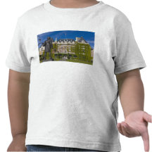 Empress Hotel and statue of Captain James Cook, T Shirts