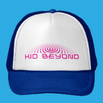 enfant au delà de chapeau de logo chapeaux