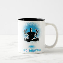 Enfant au delà de tasse tasses