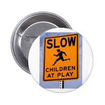 Enfants lents au jeu badges avec agrafe