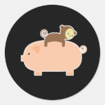 Équitation de singe de bébé sur un porc adhésifs ronds