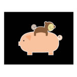 Équitation de singe de bébé sur un porc carte postale