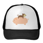 Équitation de singe de bébé sur un porc casquettes