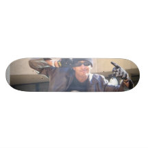 Evan dans un casquette en cuir de cric et de crâne skateboards customisés