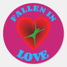 Fallen in love runder aufkleber