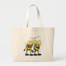 Famille heureuse d'abeille ayant l'amusement ensem sacs en toile