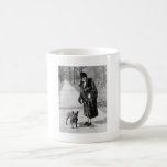 Femme avec le bouledogue français, les années 1920 tasse