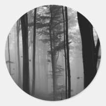 FEUILLE MYSTÉRIEUX B&W D'ARBRES FORESTIERS ADHÉSIF ROND