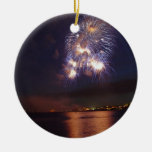 Feux d'artifice au-dessus de l'eau décoration de noël