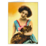 Fille avec la carte de chat d'animal familier