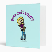 Fille blonde jouant le saxophone