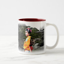 Fille dans la tasse de kimono