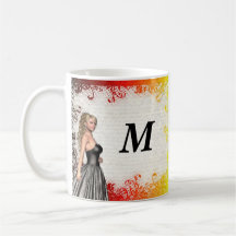 Fille dans une robe de gris argenté tasse à café