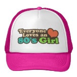 fille des années 80 chapeaux