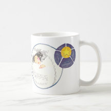 Fille dormant sur la taie d'oreiller de dentelle tasse à café