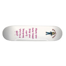 Fille légère de mécanicien skateboards