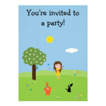 Fille mignonne en parc avec la fête d'anniversaire invitations