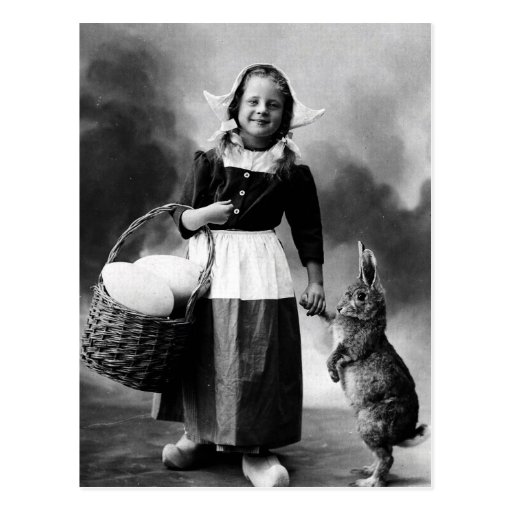 Fille vintage de photo de Pâques avec le grand lap Carte Postale