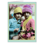 Filles avec la carte du jour de mère de fleurs