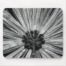Fleur à l'envers dans noir et le blanc tapis de souris