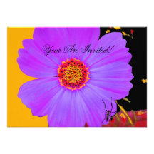 Fleur pourpre noire jaune d'invitation