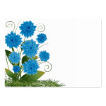 Fleurs bleues sur un arrière - plan blanc carte de visite