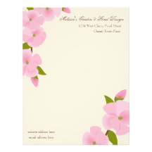 Fleurs de magnolia dans le rose en-tête de lettre