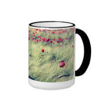 Fleurs de pavot dans le champ de céréales mug