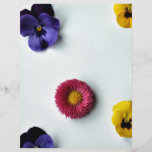 Fleurs dispersées sur l'arrière - plan blanc prospectus