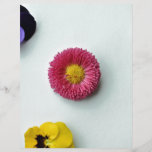 Fleurs dispersées sur l'arrière - plan blanc prospectus customisé