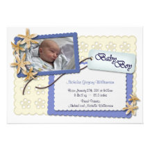 Fleurs et annonces bleues de naissance de dentelle invitation
