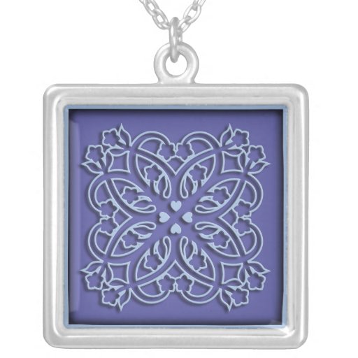 Fleurs et ornement de bleu de coeurs collier