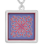 Fleurs et ornement de carmin de coeurs pendentifs