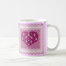Fleurs et tasse de coeur d'amour de dentelle
