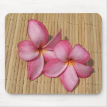 Fleurs roses de plumeria sur l'arrière - plan en b tapis de souris