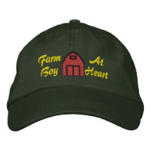Garçon de ferme au chapeau brodé par coeur