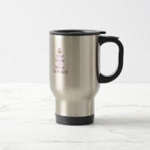 Gardez le calme et mangez un petit gâteau tasse à café