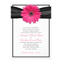 Gerbera rose avec l'invitation noire de ruban