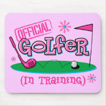 Golfeur de fille dans la formation tapis de souris