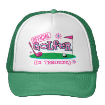 Golfeur de fille dans le chapeau de formation casquette de camionneur