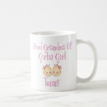 Grand-maman fière des jumelles de fille tasses à café