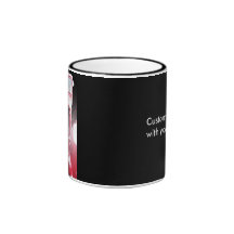 Grand rouge sur la tasse noire