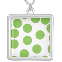 Grands points de vert de pois sur le blanc pendentifs