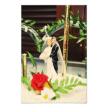 Haut de forme de gâteau de mariage de jeunes marié photo