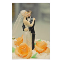 Haut de forme de gâteau de mariage de jeunes marié photographe