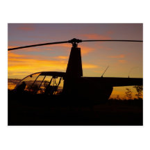 Hélicoptère de Robinson R44 au coucher du soleil Cartes Postales